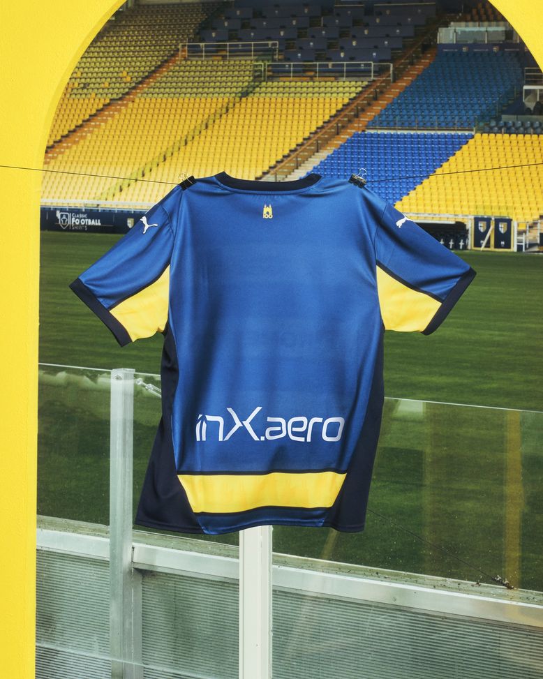Parma, presentata la seconda maglia: spicca il logo 'Tardini 100'