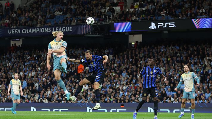 MANCHESTER, ENGLAND - SEPTEMBER 18: Erling Haaland of Manchester City heads the ball under pressure from during the UEFA Champions League 2024/25 League Phase MD1 match between Manchester City and FC Internazionale Milano at City of Manchester Stadium on September 18, 2024 in Manchester, England. (Photo by Carl Recine/Getty Images) Punto esclamativo - immagine 1