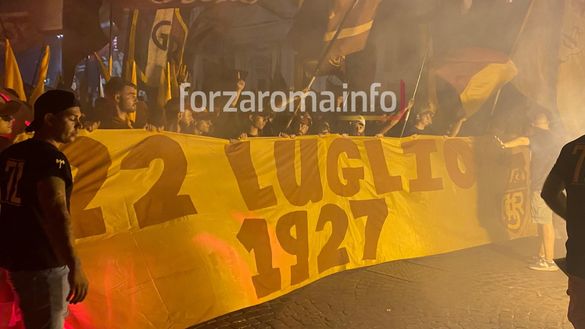 Festa Roma per i 98 anni: diecimila tifosi in corteo tra cori e bandiere – LIVE- immagine 3