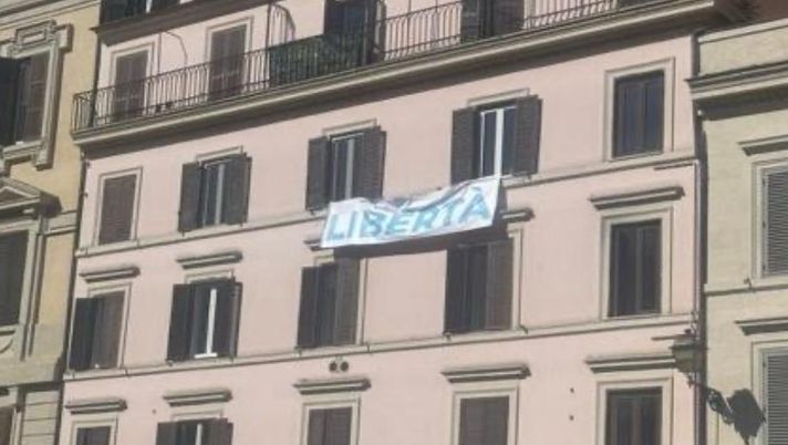 Lazio, la parola “Libertà” esposta in Piazza del Parlamento – FOTO - immagine 1
