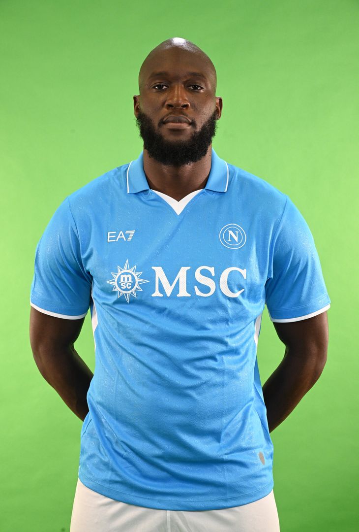 GALLERY Lukaku posa con la divisa del Napoli: gli scatti con la maglia azzurra e bianca - immagine 17