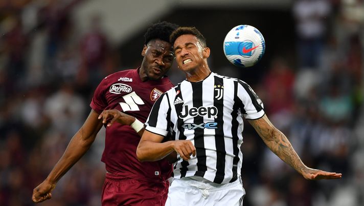 TURIN, ITALY - OCTOBER 02: Ola Aina of Torino battles for a header with Danilo of Juventus during the Serie A match between Torino FC v Juventus at Stadio Olimpico di Torino on October 02, 2021 in Turin, Italy. (Photo by Valerio Pennicino/Getty Images) Atalanta-Juventus, Danilo ammonito: salta il derby - immagine 1