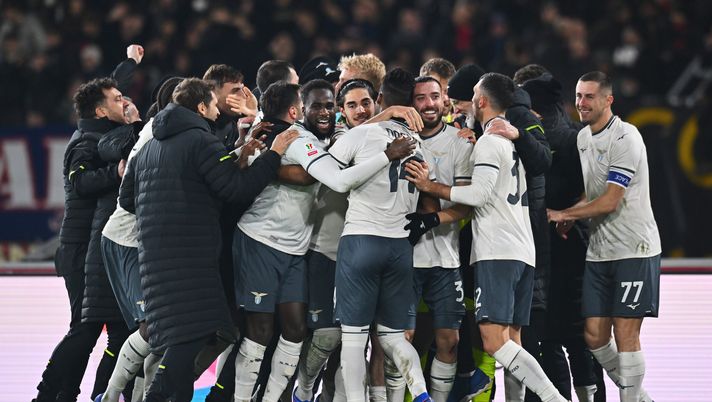BOLOGNA, ITALY - FEBRUARY 11: The Lazio team celebrate following the team's victory in the penalty shoot out during the Coppa Italia match between Bologna FC and SS Lazio at Renato Dall'Ara Stadium on February 11, 2026 in Bologna, Italy. (Photo by Alessandro Sabattini/Getty Images) Lazio, ricavi e Coppa Italia: ecco perché è importante risalire in campionato - immagine 1