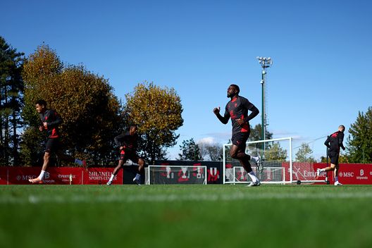 Giocatori rossoneri sul campo centrale oggi a Milanello (Photo by Giuseppe Cottini/AC Milan via Getty Images)  loftus-cheek-sul-campo-oggi-a-milanello-tutte-le-foto