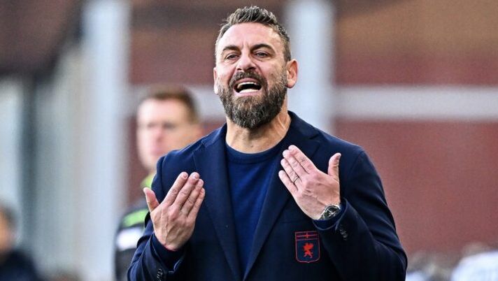 GENOA, ITALY - NOVEMBER 29: Daniele De Rossi, head coach of Genoa, reacts during the Serie A match between Genoa CFC and Hellas Verona FC at Luigi Ferraris Stadium on November 29, 2025 in Genoa, Italy. (Photo by Simone Arveda/Getty Images) De Rossi: “Colombo e Vitinha devono cercarsi di più, hanno bisogno di gol e assist! La vittoria…” - immagine 1