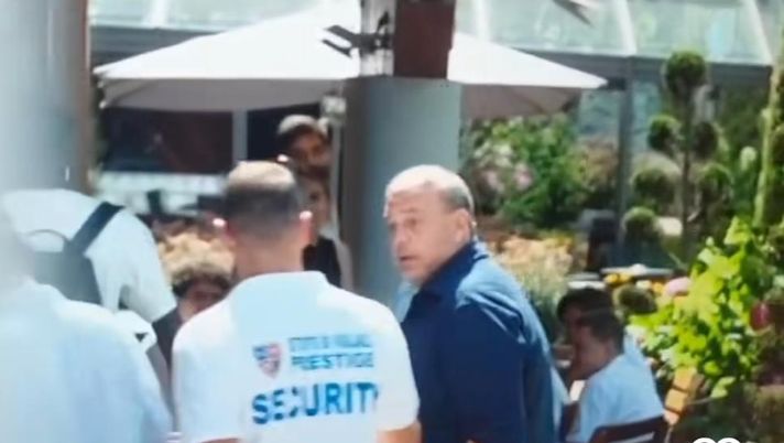 VIDEO Osimhen, l’agente lascia l’Hotel Rosatti: nessuna risposta ai giornalisti VIDEO Osimhen, l’agente lascia l’Hotel Rosatti: nessuna risposta ai giornalisti - immagine 1