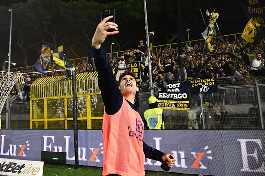 Andrea Adorante della Juve Stabia festeggia alla fine della partita della serie B Paly Off tra Juve Stabia e Palermo allo Stadio Romeo Menti il 17 maggio 2025 a Castellammare di Stabia Playoff Serie B al via: in quattro per un sogno chiamato Serie A- immagine 3