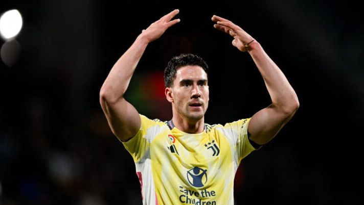 CAGLIARI, ITALY - FEBRUARY 23: Dusan Vlahovic of Juventus celebrates 0-1 goal during the Serie A match between Cagliari and Juventus at Sardegna Arena on February 23, 2025 in Cagliari, Italy. (Photo by Daniele Badolato - Juventus FC/Juventus FC via Getty Images) I voti di Cagliari-Juve al fanta: la scelta su Luiz! Bocciati Zappa e Conceicao, Vlahovic come Yildiz- immagine 1