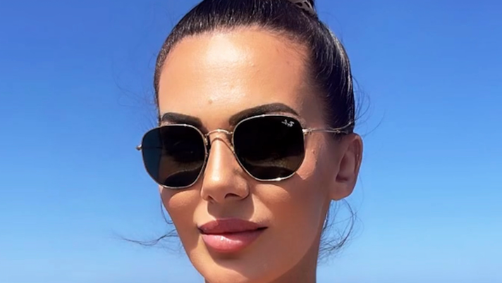 Erjona, che spettacolo in costume. La Sulejman scalda il web con il suo décolleté - immagine 1