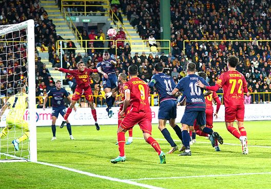Panos Katseris dell'Us Catanzaro 1929 sta giocando durante la partita di Serie B BKT tra Us Catanzaro e Cosenza Calcio a Catanzaro, Italia, il 26 novembre 2023. Pugno duro del Catanzaro, bandito per 11 anni dallo stadio il tifoso che minacciò un giocatore- immagine 2