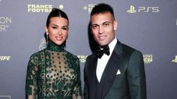 Lautaro a Parigi per la cerimonia del Pallone d’oro, con lui c’è la moglie