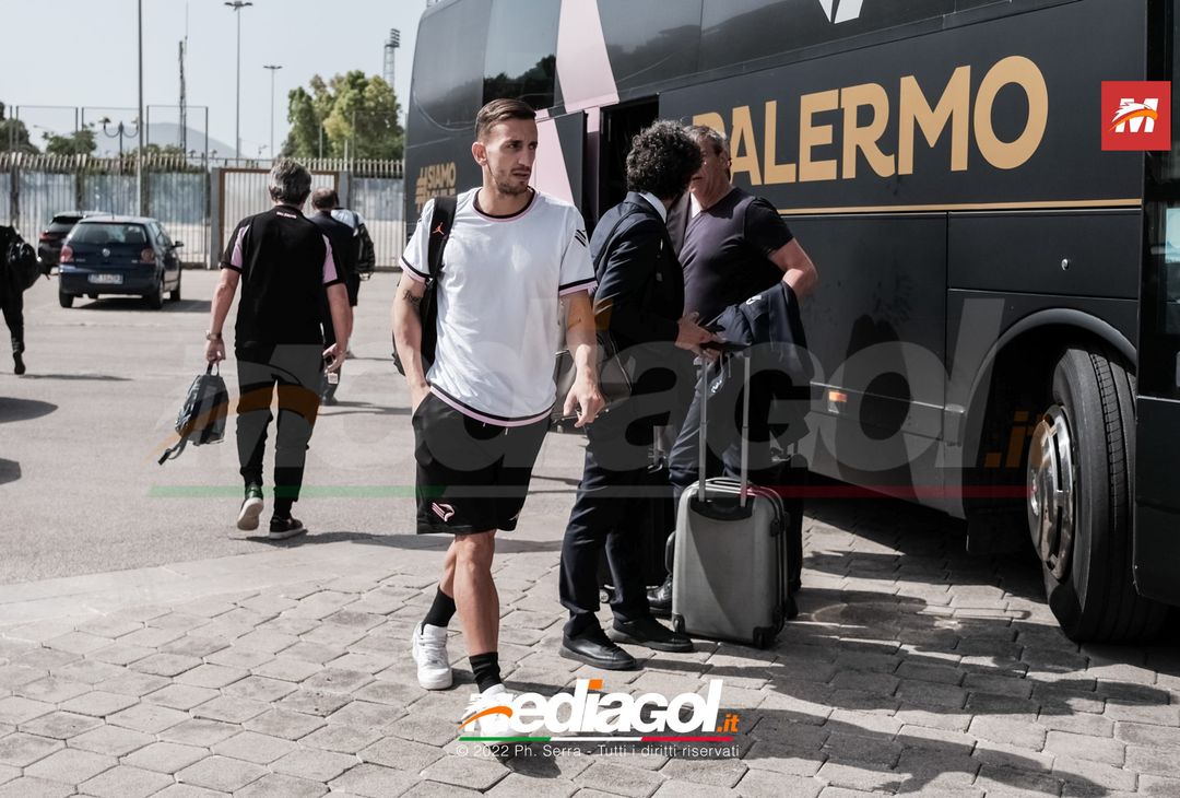 FOTO Palermo, il rientro al “Renzo Barbera” dopo la trasferta di Padova (Gallery) - immagine 16