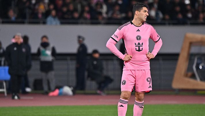 TOKYO, JAPAN - FEBRUARY 07: Luis Suarez of Inter Miami reacts during the preseason friendly match between Vissel Kobe and Inter Miami at National Stadium on February 07, 2024 in Tokyo, Japan. (Photo by Kenta Harada/Getty Images) L’ultima follia di Luis Suarez: arriva un’altra squalifica che pesa per l’Inter Miami - immagine 1
