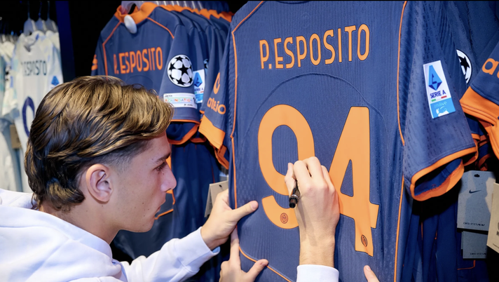 Pio Esposito ospite all’Inter Store San Babila: autografi e foto con i tifosi - immagine 1
