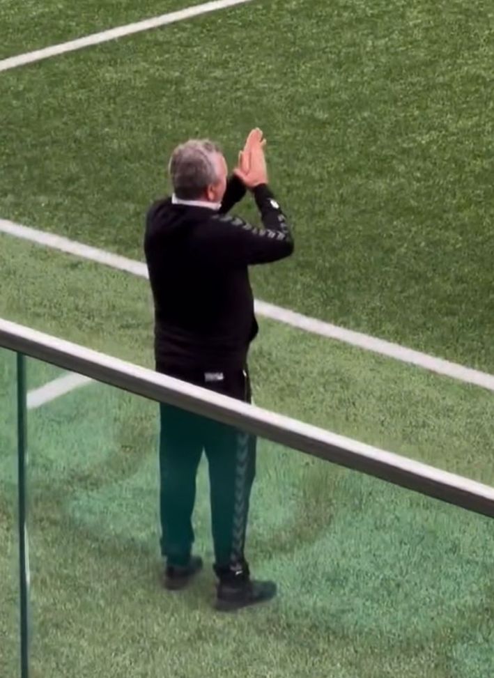 Follia in Lituania: tifosi lanciano valigie in campo per l’esonero del tecnico- immagine 2