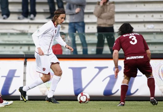 SALERNO, ITALY - APRIL 02: Simone Missiroli (L) of Reggina Calcio is challenged by Jacopo Balestri of Salernitana Calcio during the Serie B match between Salernitana Calcio and Reggina Calcio at Stadio Arechi on April 2, 2010 in Salerno, Italy. (Photo by Maurizio Lagana/Getty Images) Jacopo Balestri a TN: “Terrei più Vlasic che Miranchuk, vi dico perché”- immagine 2