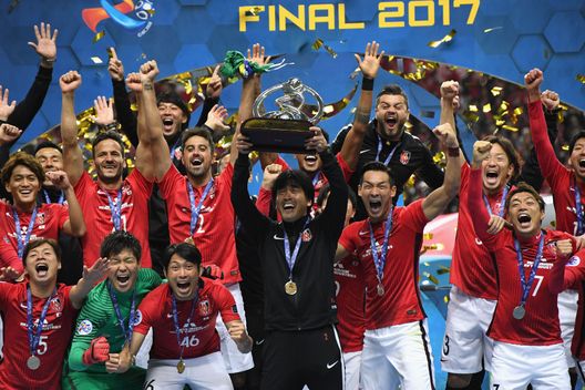 Saitama, Giappone - 25 novembre 2017: L'Urawa Red Diamonds col trofeo della Champions League asiatica. (Foto di Masashi Hara/Getty Images) River Plate-Urawa Red Diamonds, i trofei vinti dalle due squadre- immagine 3
