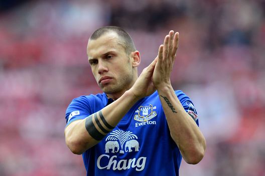 John Heitinga in maglia Everton. (Foto di Shaun Botterill/Getty Images) Il Merseyside derby può continuare: l’ex Everton Heitinga è il vice di Slot al Liverpool- immagine 4