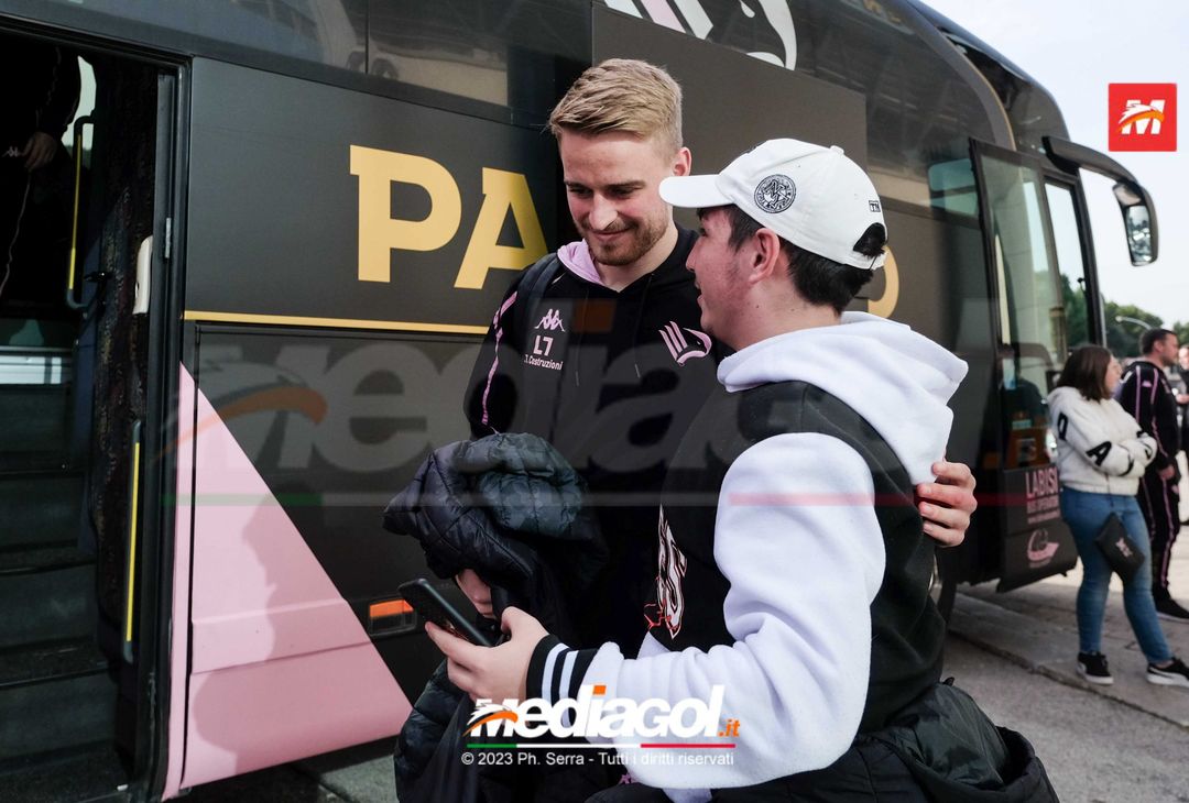 FOTO Südtirol-Palermo, la squadra in partenza dallo stadio “Renzo Barbera” (GALLERY) - immagine 37