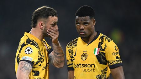 ROTTERDAM, NETHERLANDS - MARCH 05: Marko Arnautovic of FC Internazionale and Denzel Dumfries of FC Internazionale speak during the UEFA Champions League 2024/25 UEFA Champions League 2024/25 Round of 16 first leg match between Feyenoord and FC Internazionale Milano at De Kuip on March 05, 2025 in Rotterdam, Netherlands. (Photo by Justin Setterfield/Getty Images)