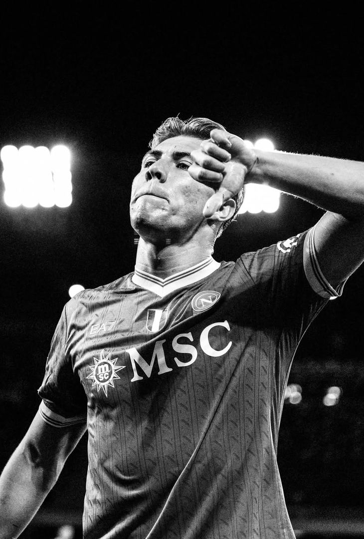 Apre McTominay, chiude Alisson Santos; nel mezzo, l'autorete di Terracciano e De Bruyne: una gara perfetta disputata venerdì sera dal Napoli di Antonio Conte contro la Cremonese, riassunta in 20 fotografie bianche e nere che vanno a comporre un post pubblicato in giornata dall'admin Instagram della compagine partenopea.