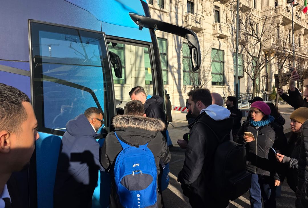 Il Napoli lascia l’albergo per la rifinitura: foto e autografi con i tifosi – LE FOTO - immagine 4