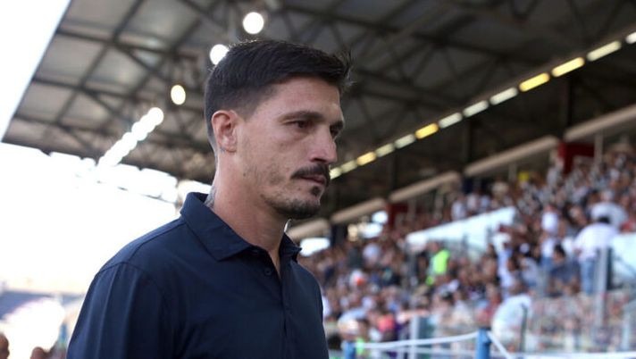 CAGLIARI, ITALY - AUGUST 24: Fabio Pisacane coach of Cagliari looks on during the Serie A match between Cagliari Calcio and ACF Fiorentina at Stadio Sant'Elia on August 24, 2025 in Cagliari, Italy. (Photo by Enrico Locci/Getty Images) Pisacane: “La decisione su Mina: le sue condizioni! Deiola, Ze Pedro e Juan Rodriguez può esordire” - immagine 1