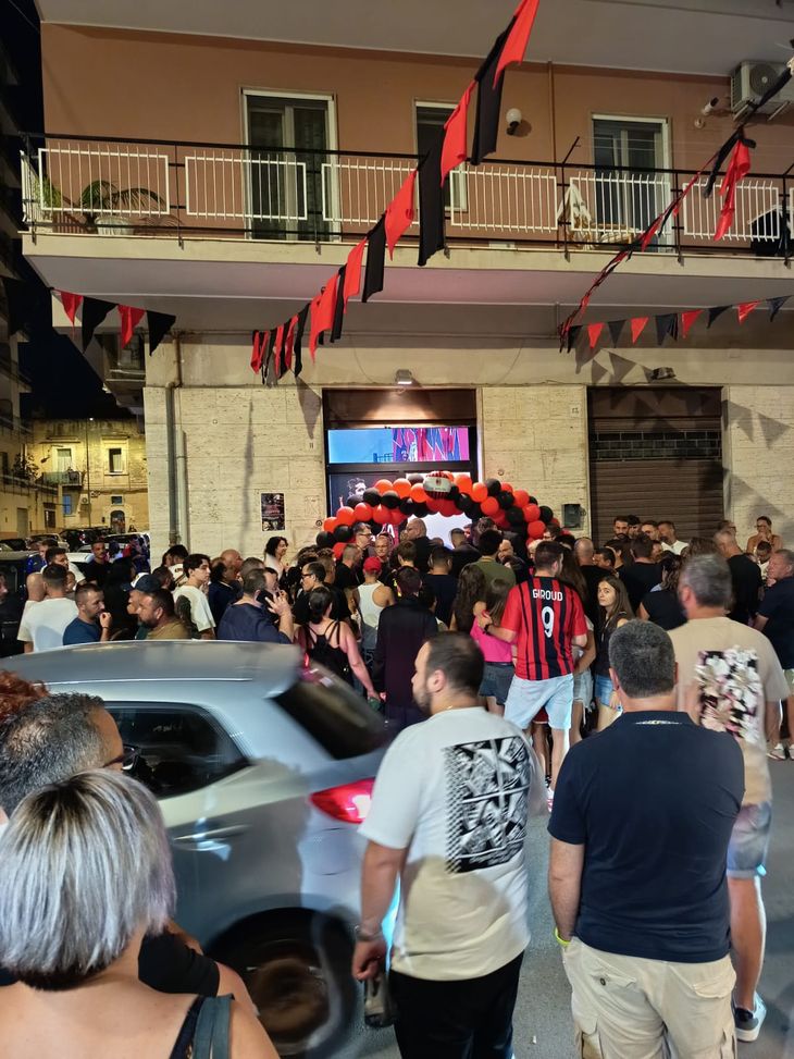 Grande accoglienza fuori dalle sede del Milan Club Bisceglie Jankulovski