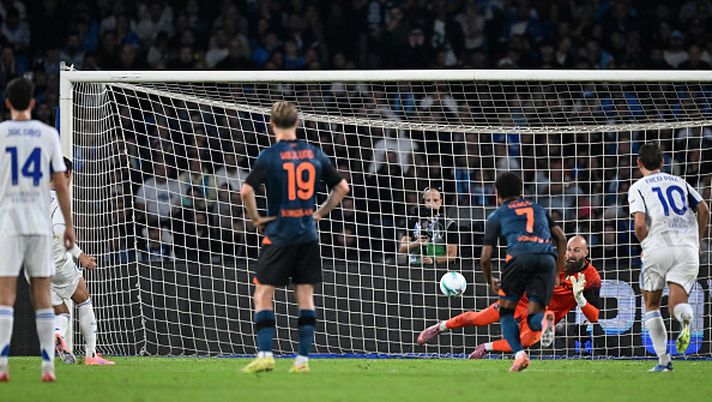 Vanja Milinkovic-Savic dell'SSC Napoli para un rigore di Alvaro Morata del Como 19 durante la partita di Serie A tra l'SSC Napoli e il Como 1907 Serie A, decimo atto: stop in testa, ma Napoli è primo; Firenze, ore bollenti - immagine 1