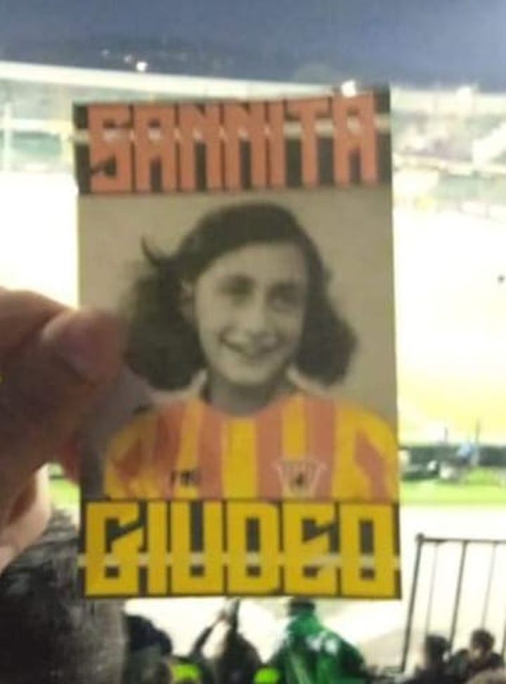 Vergogna al derby di Avellino: sugli spalti la foto di Anna Frank con la maglia del Benevento! - immagine 1