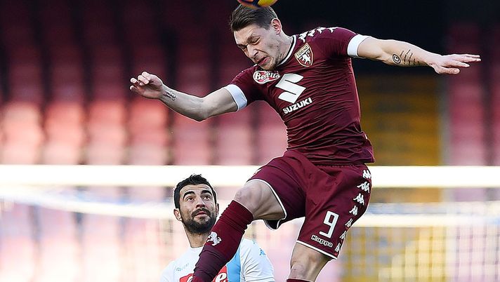NAPLES, ITALY - DECEMBER 18: Napolis player Raul Albiol vies with FC Torino player Andrea Belotti during the Serie A match between SSC Napoli and FC Torino at Stadio San Paolo on December 18, 2016 in Naples, Italy. (Photo by Francesco Pecoraro/Getty Images) Le pagelle di Napoli-Torino 5-3: a testa alta in pochi. E c’è il Falque-rimpianto- immagine 1