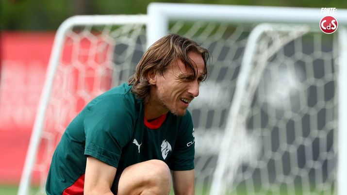 Luka Modric, centrocampista AC Milan, qui durante una seduta di allenamento con i rossoneri a Milanello | Milan News (Credits foto: Getty Images) Modrić non si ferma, vuole tornare in campo: dopo il Genoa controllo decisivo