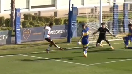 Il classe 2004 del River Plate, Tomás Nasif, realizza uno splendido gol nel Superclasico delle riserve contro il Boca Juniors (Fonte Account X La Pagina Millonaria)