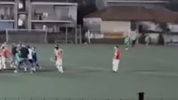 VIDEO – Vergogna a Collegno, padre invade il campo e picchia un 13enne