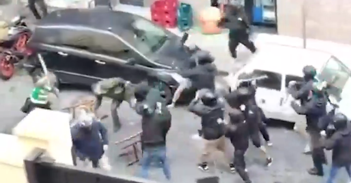 video violenti scontri prima di napoli sporting volano sedie e bastoni