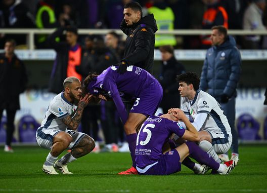 FLORENCE, ITALY - DECEMBER 01: Players of FC Internazionale and players of ACF Fiorentina react after the serious injury of Edoardo Bove of ACF Fiorentina who was taken to hospital by ambulance during the Serie A match between Fiorentina and FC Internazionale at Stadio Artemio Franchi on December 01, 2024 in Florence, Italy. (Photo by Mattia Ozbot - Inter/Inter via Getty Images) Comuzzo