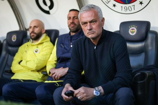 ISTANBUL, TURCHIA - 4 MAGGIO: L'allenatore del Fenerbahce, José Mourinho, osserva la partita di Super League turca tra Fenerbahce e Besiktas, il 4 maggio 2025 a Istanbul, Turchia. (Foto di Ahmad Mora/Getty Images) La stoccata di Mourinho a Guardiola: “Se muori con la tua idea, sei stupido”- immagine 2