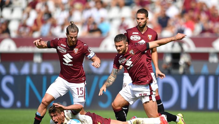 TURIN, ITALY - SEPTEMBER 12: Karol Linetty (R) of Torino FC tackles Francesco Di Tacchio of US Salernitana during the Serie A match between Torino FC and US Salernitana at Stadio Olimpico di Torino on September 12, 2021 in Turin, Italy. (Photo by Valerio Pennicino/Getty Images) Torino-Salernitana 4-0, le statistiche: la pochezza dei campani è nei numeri - immagine 1