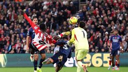 L’angolo della Premier: stop Arsenal, Slot se la prende con il guardalinee. A Millwall volano uova