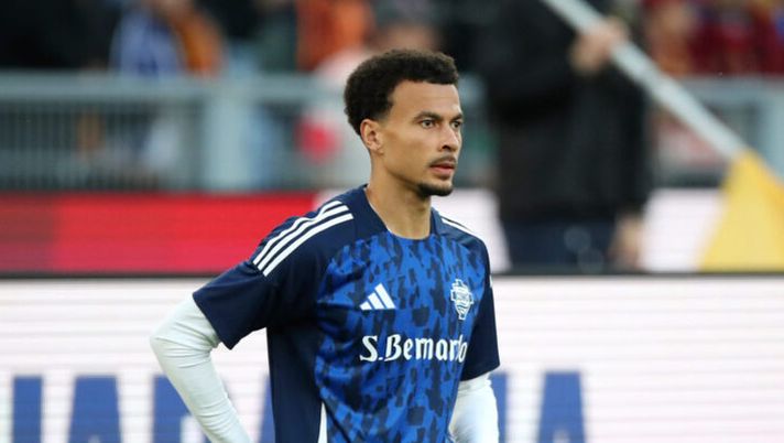 ROME, ITALY - MARCH 02: Dele Alli of Como warms up prior to the Serie A match between AS Roma and Como at Stadio Olimpico on March 02, 2025 in Rome, Italy. (Photo by Paolo Bruno/Getty Images) Como, tempo scaduto per Dele Alli: arriva la risoluzione del contratto - immagine 1