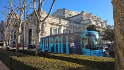 Il Napoli lascia l’albergo per la rifinitura: foto e autografi con i tifosi – LE FOTO