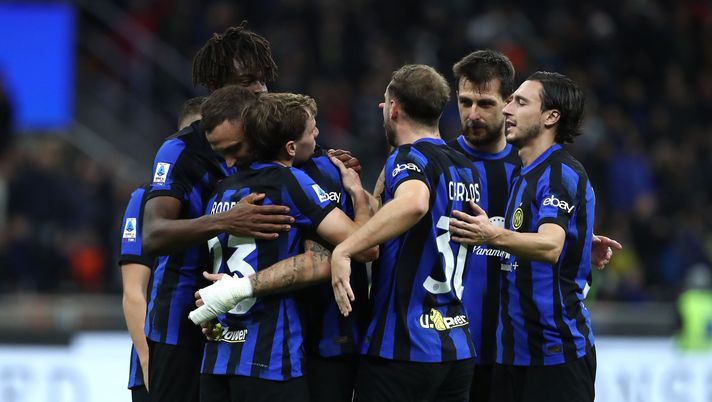 MILAN, ITALY - DECEMBER 23: Nicolo Barella of FC Internazionale embraces his team-mate Marko Arnautovic after scoring their team's second goal during the Serie A TIM match between FC Internazionale and US Lecce at Stadio Giuseppe Meazza on December 23, 2023 in Milan, Italy. (Photo by Marco Luzzani/Getty Images) Inter-Stella Rossa, la forza di San Siro: in Champions non si passa - immagine 1