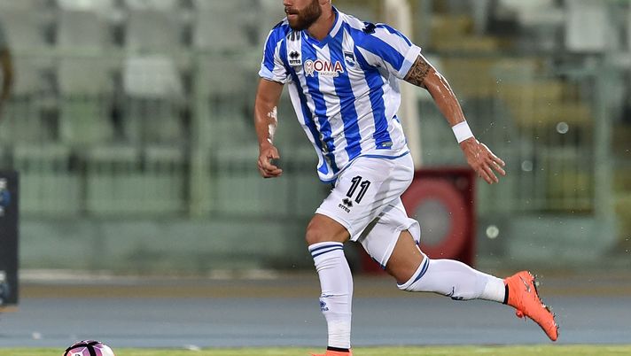 PESCARA, ITALY - AUGUST 13: Francesco Zampano of Pescara Calcio in action during the TIM Cup match between Pescara Calcio and Frosinone Calcio at Adriatico Stadium on August 13, 2016 in Pescara, Italy. (Photo by Giuseppe Bellini/Getty Images) Torino-Pescara, i temi tattici: lotta sugli esterni e pressing le chiavi del match - immagine 1