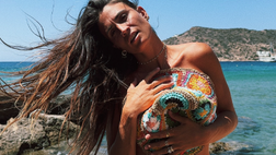 Carolina Marcialis, scatto sensuale fronte mare. Lady Cassano in vacanza: “Sapore di sale”
