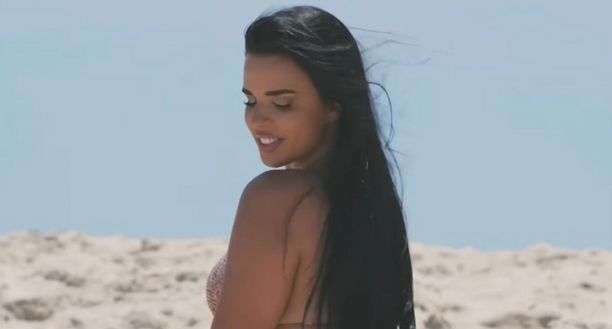 Ivana Knoll da paura: cammina sulla spiaggia e mostra un lato B in gran forma- immagine 2