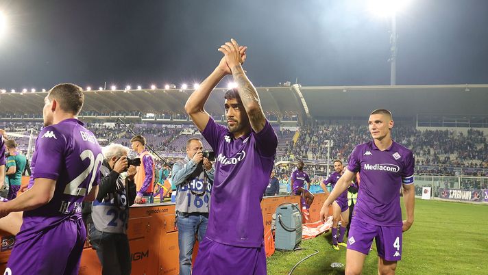 FLORENCE, ITALY - MAY 19: Nicolás Iván González of ACF Fiorentina greets the fans after the Serie A TIM match between ACF Fiorentina and SSC Napoli at Stadio Artemio Franchi on May 19, 2024 in Florence, Italy.(Photo by Gabriele Maltinti/Getty Images) Piccinetti: “Nico resta? Così si dice, forse mossa di mercato. Servono certezze” - immagine 1