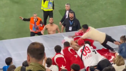 Calhanoglu lancia la maglia in tribuna, un tifoso per prenderla fa un volo incredibile