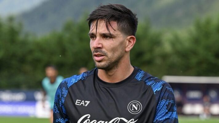 DIMARO, ITALY - JULY 12: SSC Napoli player Giovanni Simeone during the afternoon training session at Dimaro Sport Center, on July 12 2024 in Dimaro, Italy. (Photo by SSC NAPOLI/SSC NAPOLI via Getty Images) Sky – Simeone può rimanere in Italia: intesa di massima col giocatore, si tratta tra club - immagine 1