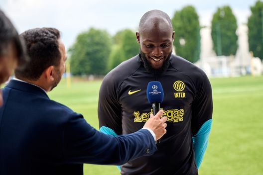 COMO, ITALY - JUNE 05: Romelu Lukaku of FC Internazionale speaks with the media during the mix zone interviews at UEFA Campions League Final media day at Appiano Gentile on June 05, 2023 in Como, Italy. (Photo by Mattia Ozbot - Inter/Inter via Getty Images) Di Marzio: “City più forte ma l’Inter sta bene. Farei giocare Lukaku. Onana? Se arriverà…”- immagine 3