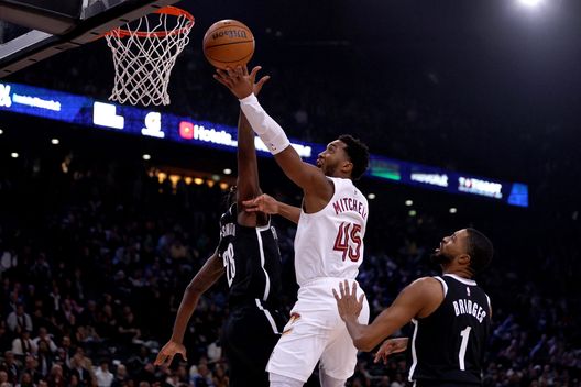 PARIGI, FRANCIA - 11 GENNAIO: Donovan Mitchell dei Cleveland Cavaliers segna contro Dorian Finney-Smiath e Mikal Bridges dei Brooklyn Nets durante la partita NBA tra Brooklyn Nets e Cleveland Cavaliers all'Accor Arena l'11 gennaio 2024 a Parigi, Francia. (Foto di Dean Mouhtaropoulos/Getty Images) Cleveland Cavaliers-San Antonio Spurs, dove vedere la partita in diretta tv e in streaming LIVE- immagine 2